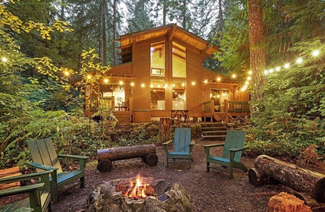 ZigZag Basecamp: Hot Tub & Forest Views