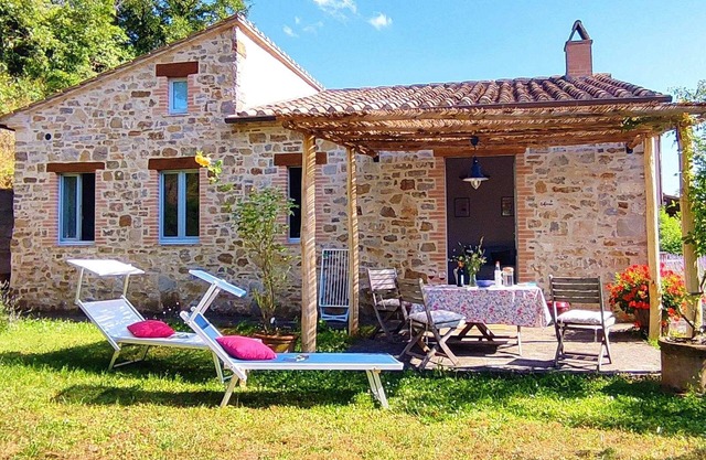Zolferate: peaceful romantic cottage with private garden
