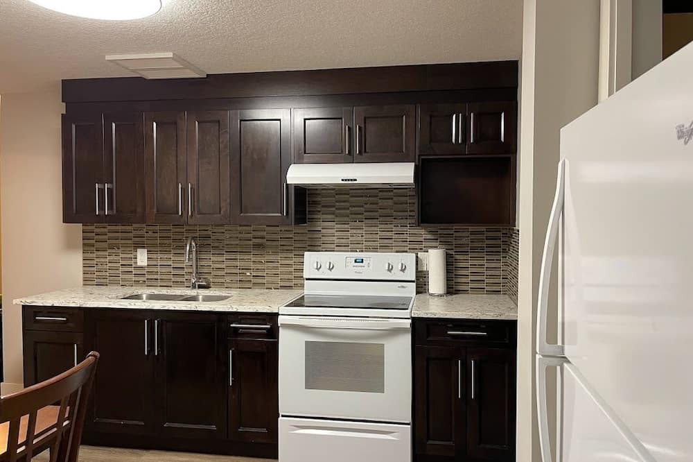 Springbank House | New Guest Suit with Full Bath and Modern Kitchen on Estate Acreage