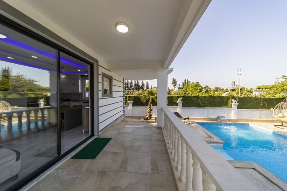 Lara Villa | Charming Classic Villa in Muratpasa