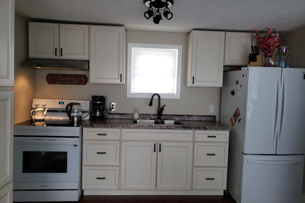 Crystal Beach Cottage | Beautiful Cozy Cottage a Mere 10 Minute Walk to the Scenic Shores of Lake Erie!