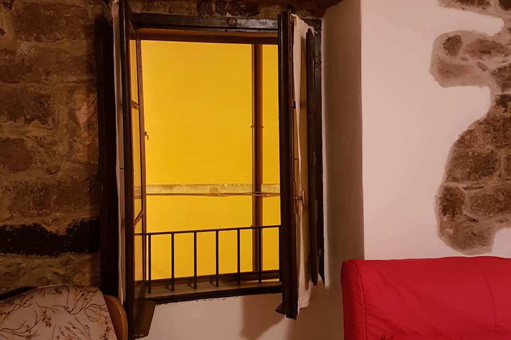Villanova Monteleone House | Rooms with private bathrooms in the historic center just a short walk from the bus stop