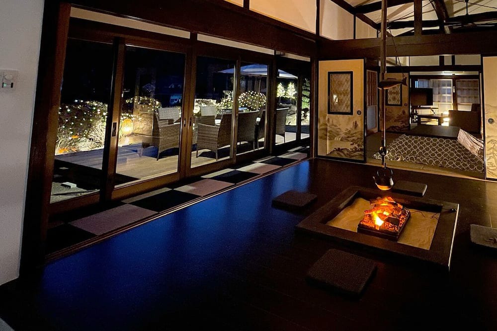 Wakamiko House | A house with a hearth surrounded by Mt Fuji and Y / Hokuto Yamanashi
