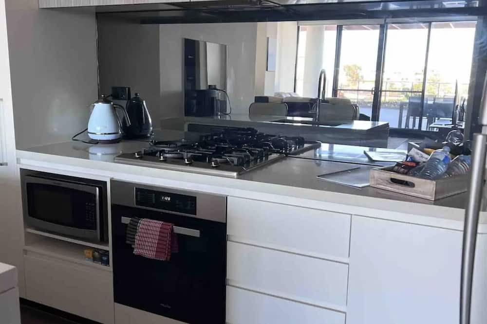 Kogarah Apartment | Modern & Bright~ Walk to Beach ~ Balcony ~ Parking
