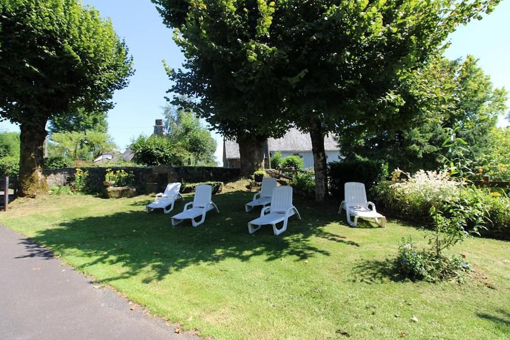 Saint-Bonnet-de-Salers Cottage | Gite Saint-Bonnet-de-Salers, 4 bedrooms, 8 persons