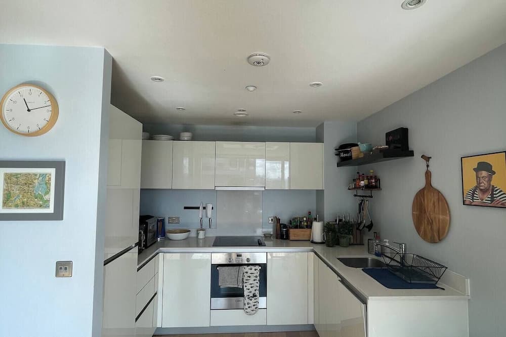 Woodberry Down Apartment | Bright 2BD Flat w/Private Balcony - Manor House!