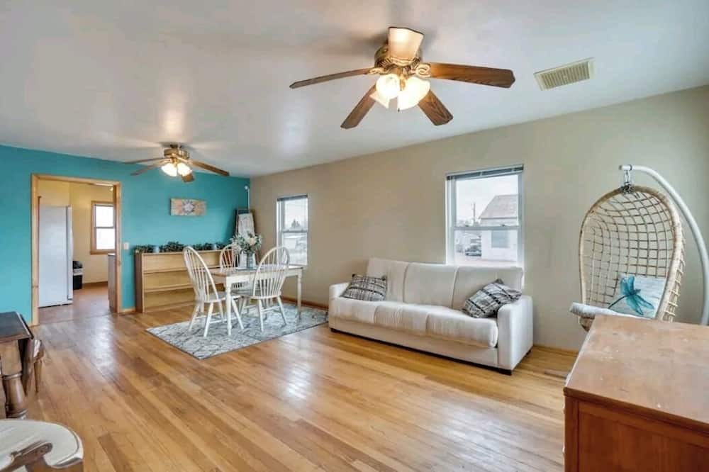 Torrington House | 2 apartments for price of 1. Entire house with lots of rooms. Pets welcome!