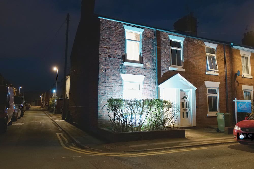 Stafford House | Town Centre House with parking, Wi-Fi
