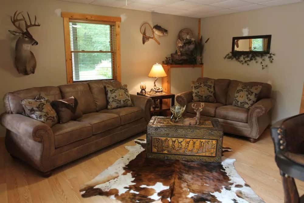 Prairie Du Chien House | Log cabin get- away with Hot Tub!