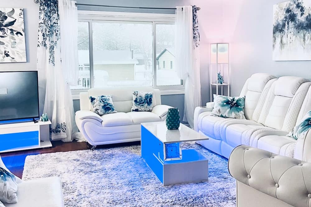 Maplewood House | Beautiful 6 bedroom house by Maplewood Mall