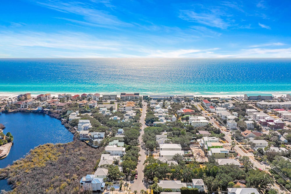 Crystal Beach House | Clear Sky by AvantStay | 5min walk to the beach!