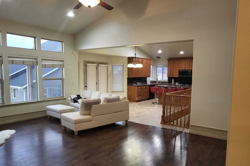 Herriman House | 3 bd/3bath luxury home- great mountains/city view