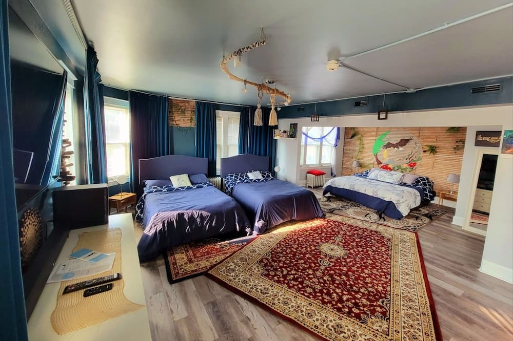 Lyons Apartment | Perfect Getaway for 4, Cozy Space with a Queen Size Bed