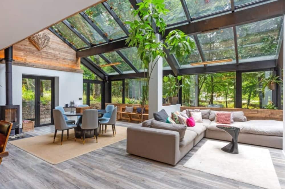 Tickenham House | 5* Luxury Eco Woodland Retreat Sleeps 12 Hot Tub Sauna Bar Games Room