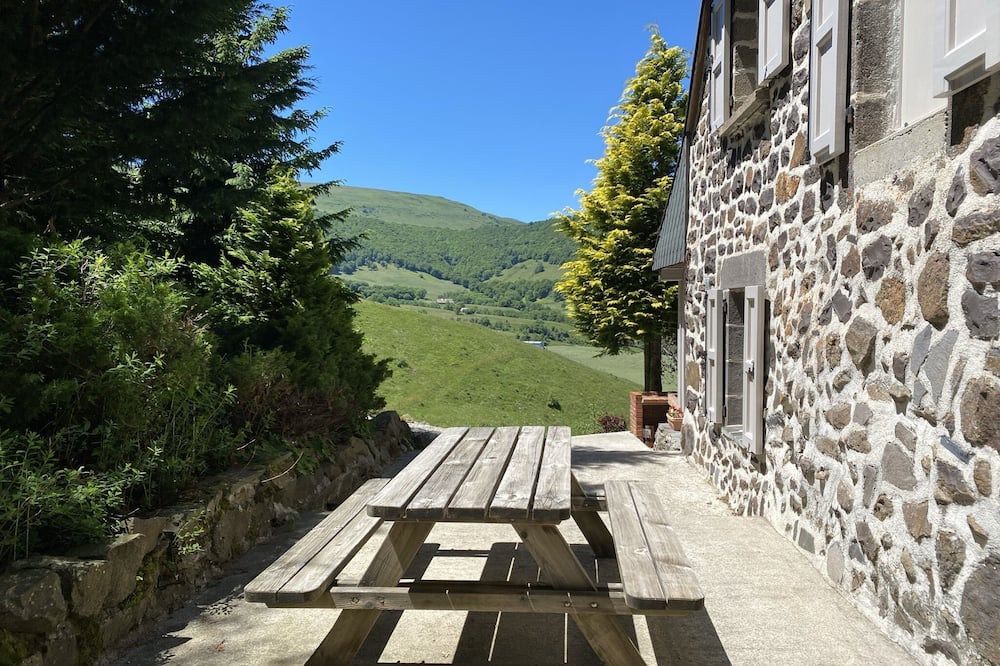 Le Claux House | Farmhouse on the mountain overlooking the valley.