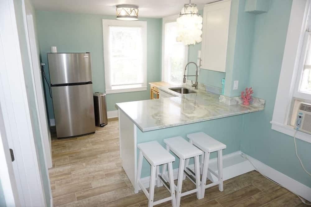 Smith's Memento Apartment | Beachside Cottage Walk 2Beach/Ocean Center PETS OK