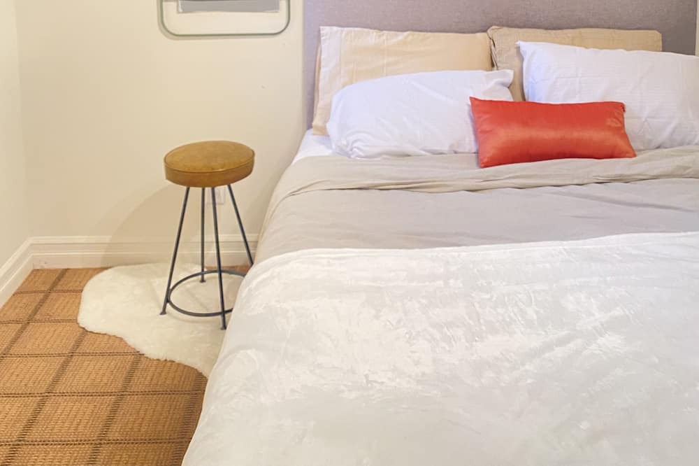 Fleetwood House | 2BR Modern Basement Suite in Surrey