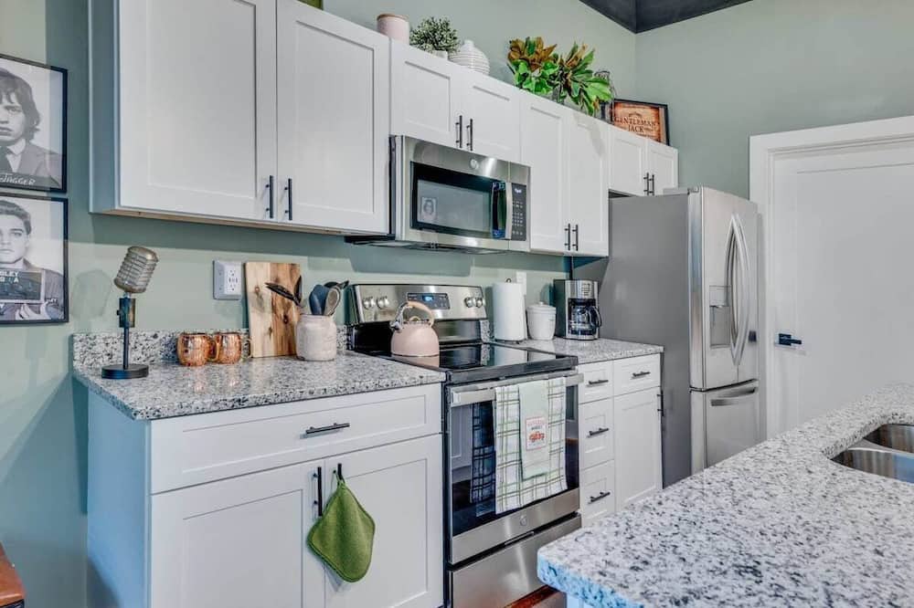 Nashville Apartment | NEW Studio with 2 Queen Beds 7 mins to Broadway!