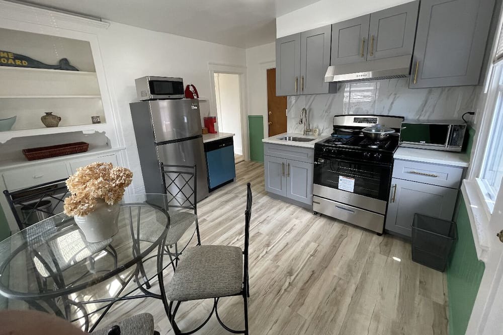 Port Chester Apartment | Entire 2 Bed-room Roomy Apartment ~ 1 min to Train for NYC
