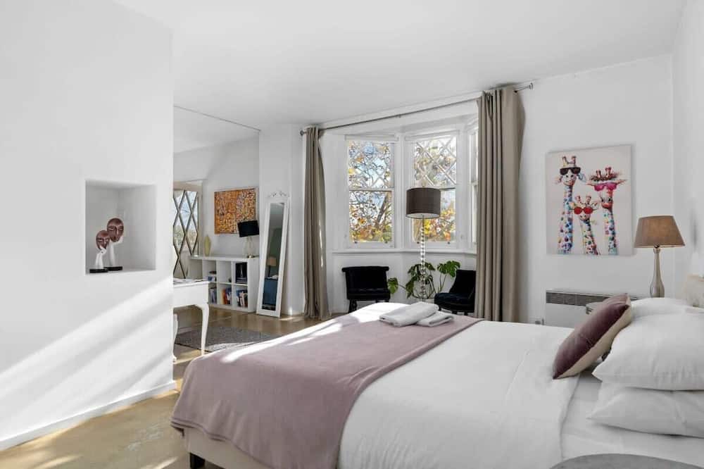 St Kilda Apartment | Spacious St Kilda Escape - City Views