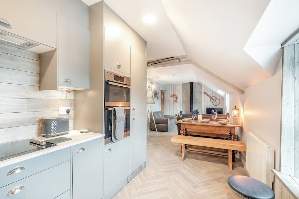 Dunure Cottage | Harbour View is a gorgeous first floor, coastal apartment situated on the edge of the harbour with s