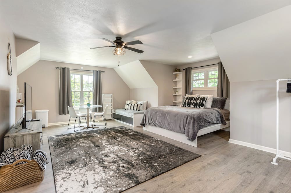Druid Hills Apartment | Private Studio Above Garage w/Hot tub Only 1 Mile to Downtown Hendersonville