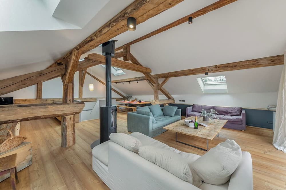 Praranger Ski Chalet | Chalet Mardinian - Four Bedroom Chalet, Sleeps 12