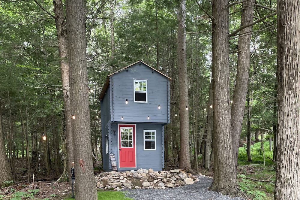 Hastings Highlands Cabin | Lake front cabin, with a seperate cabin with kitchenette and a bathroom.
