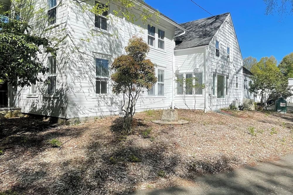 Greenwich House | Beautiful Back Country Home on 20 acres! Ultra Private and Exclusive!