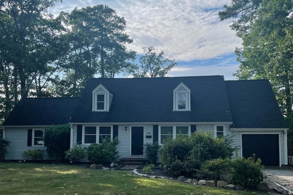 Northeast Virginia Beach House | Charming Farmhouse on a Lake! 10 minutes from Oceanfront