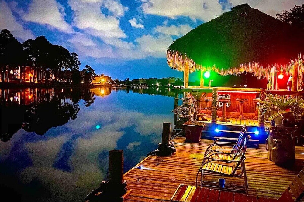 Socastee House | Private Dock w/ Hot Tub + King suite {Tiki Time}