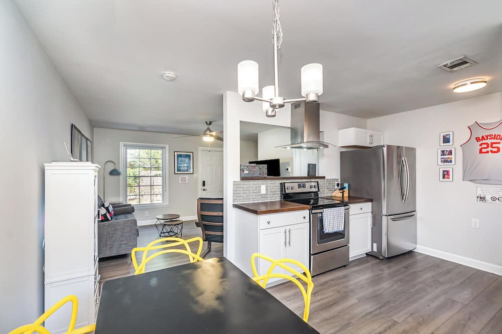 Biddleville House | QC Retro - Stylish 2-Queen bedroom townhome in Center City Charlotte