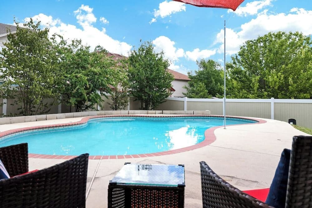 Live Oak House | This house is a 5 bedroom(s), 2.5 bathrooms, located in Live Oak, TX.
