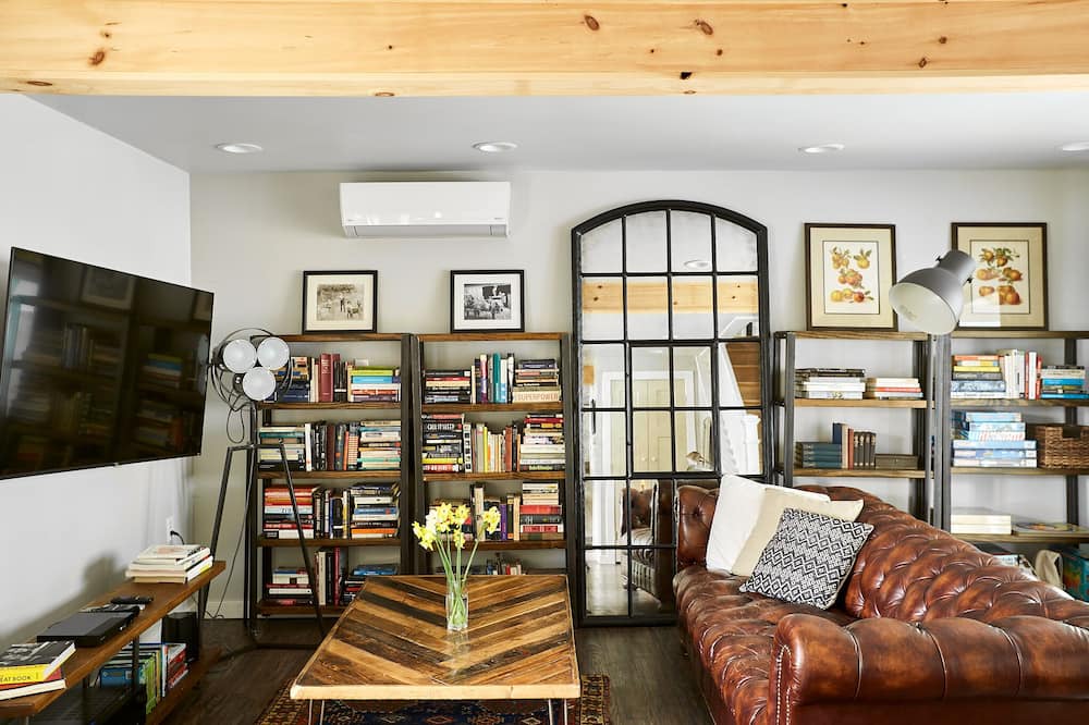 Callicoon House | House on Callicoon Upper Main Street - Cozy Friends & Family Getaway