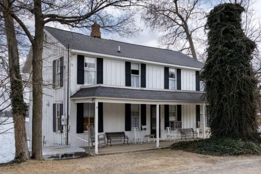 Plainwell House | Beautiful Historic Lodge Near Kalamazoo, Open all year round!