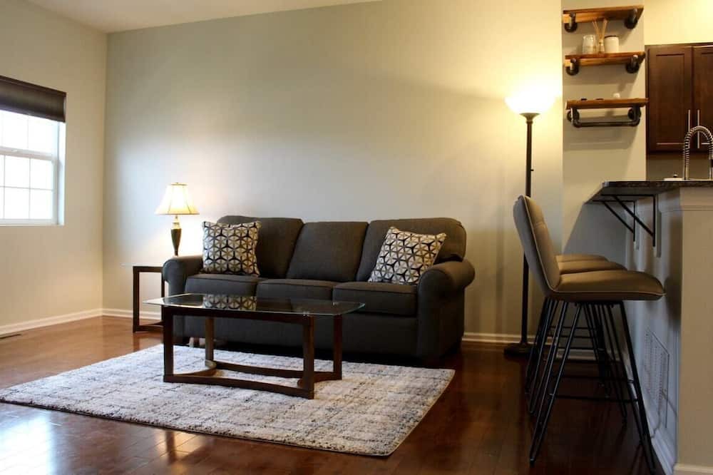 Des Moines House | Downtown 2BD 2.5BA townhouse w/free garage parking