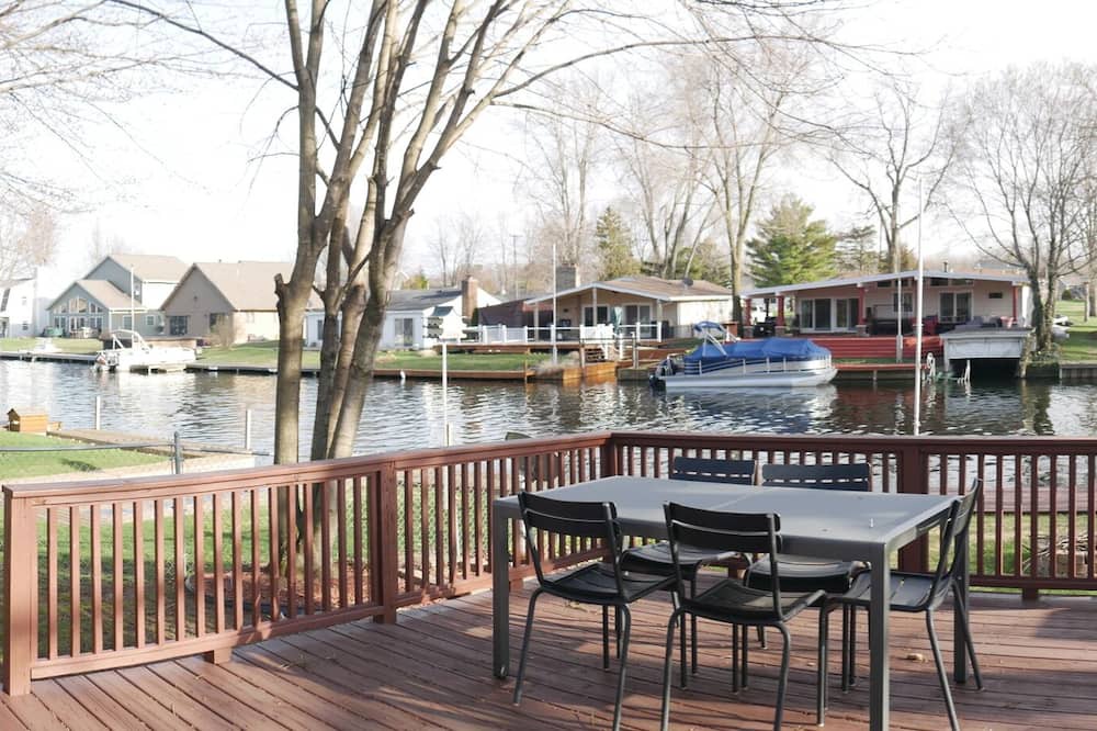 Shelbyville Cottage | Cozy Canal Cottage directly on Gun Lake