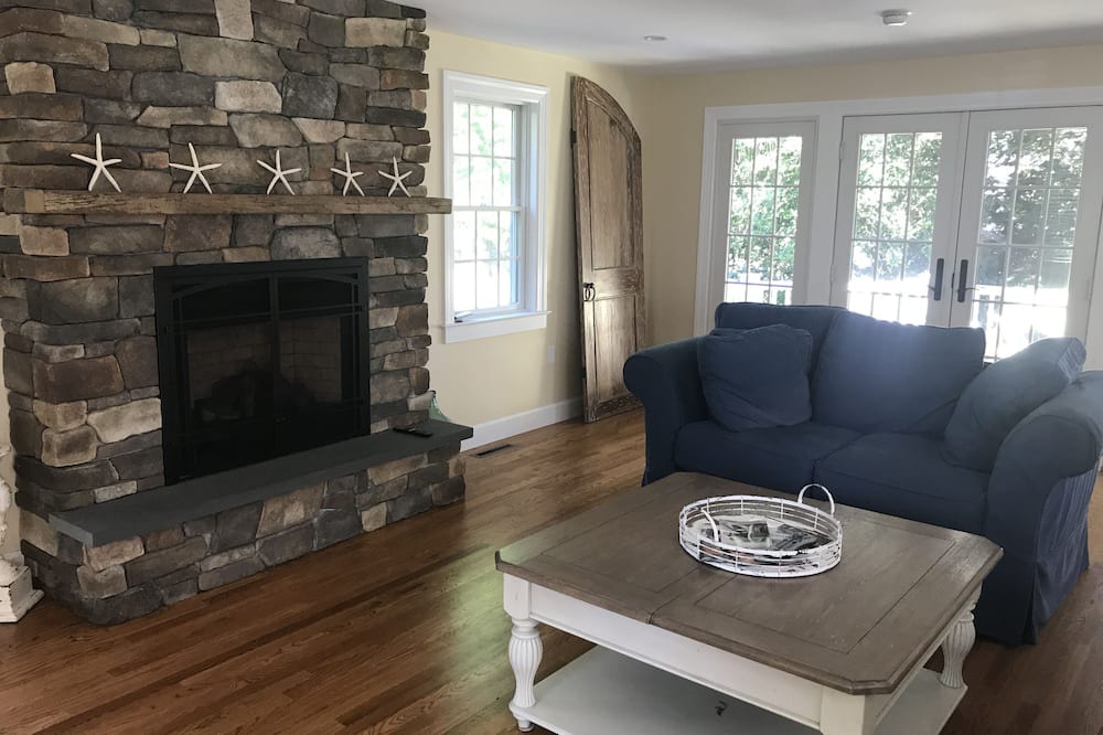 Cliff Walk House | Amazing Location! Walk to 1st Beach & Town