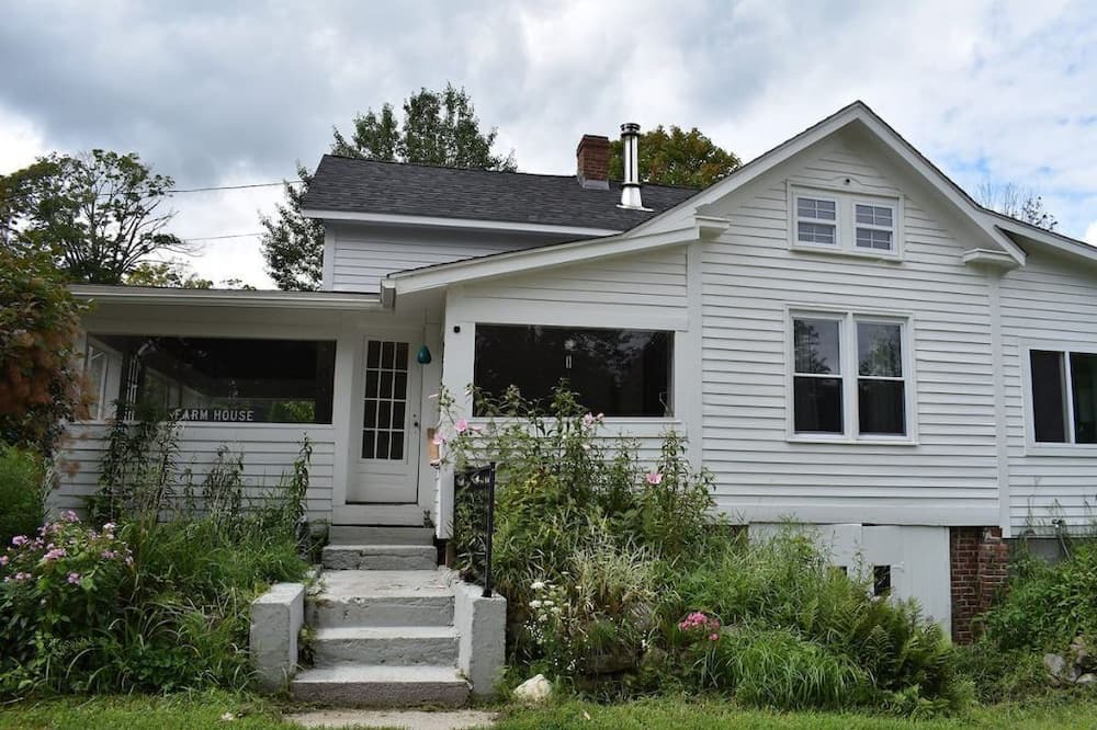 Florence House | The Farm House, With a hot Tub!