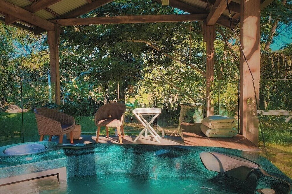 Palm Grove Cottage | RAINFOREST RETREAT, STONE COTTAGE w SPA - WHITSUNDAYS