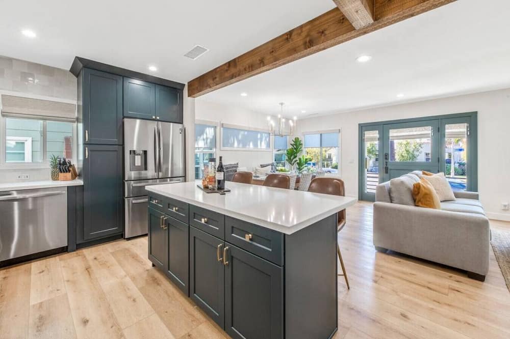Huntington Beach House | LUXURY 2bdrm Townhome- Close2️⃣Beach & Main St! E-bikes! Pet friendly!