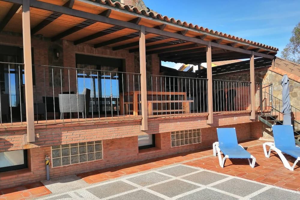 Alia Ski Chalet | Homerez - Chalet for 10 ppl. with swimming-pool and terrace at Pantano de Cijara