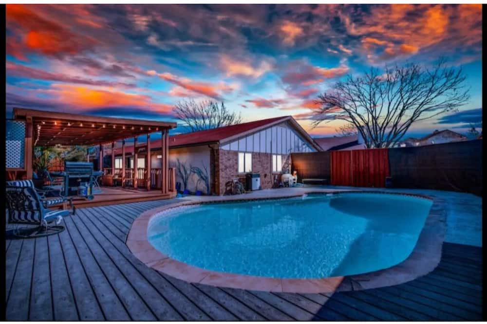 Mesquite House | Cozy 3 Bedroom with outdoor dining and a pool