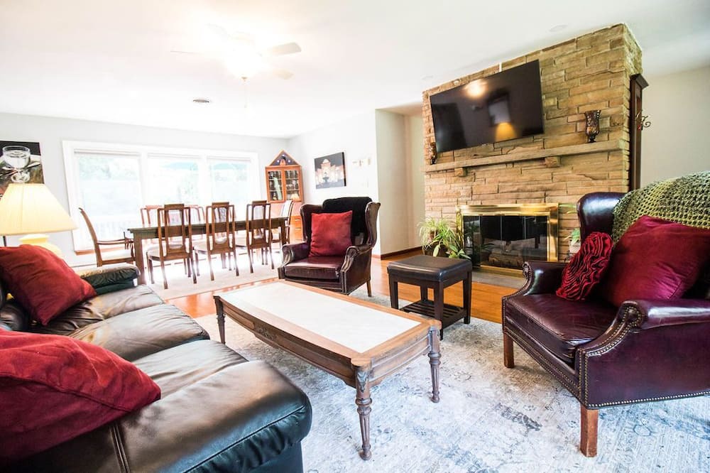 Dayton House | CLASSIC RANCH...PERFECT FOR FAMILY GATHERING
