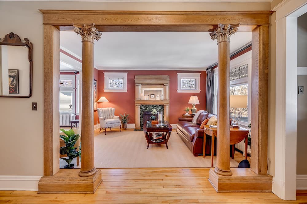 Summit - University House | MINNESTAY * The Fitzgerald * Cathedral Hill | Historic Home | Themed Rooms