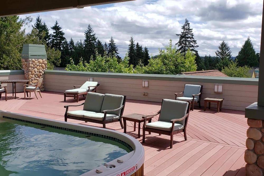 Bainbridge Island Condo | Walkable Location with Rooftop Deck and Sauna - Cascade