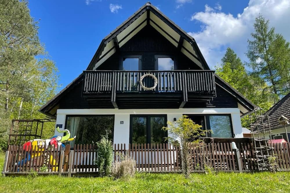 Feriendorf Frankenau Cabin | Exclusive living with a dog for up to 6 people