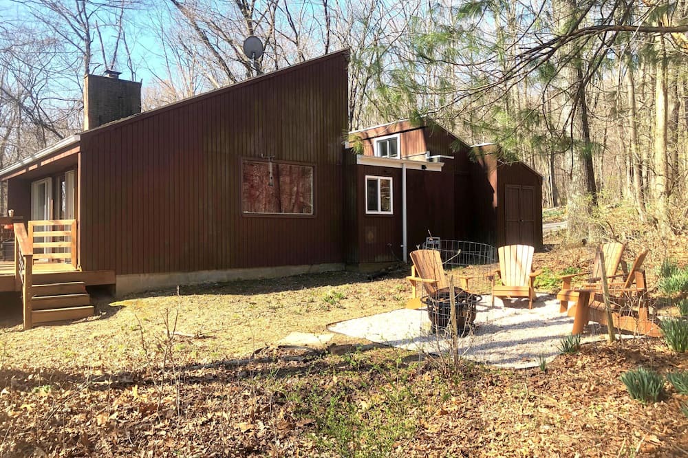 Berkeley Springs Cabin | Cozy 3 bedroom, 2 bath pet friendly cabin retreat