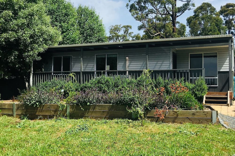 Marysville Cottage | Marysville in town Darwin-Split AC-Smart tv-WIFI byo linens clean as you go