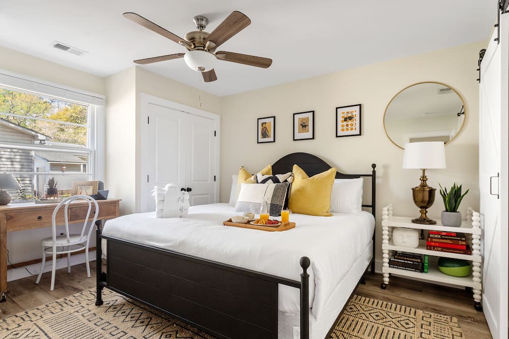 North Charleston House | Under The Live Oaks: Where Tranquility Abounds